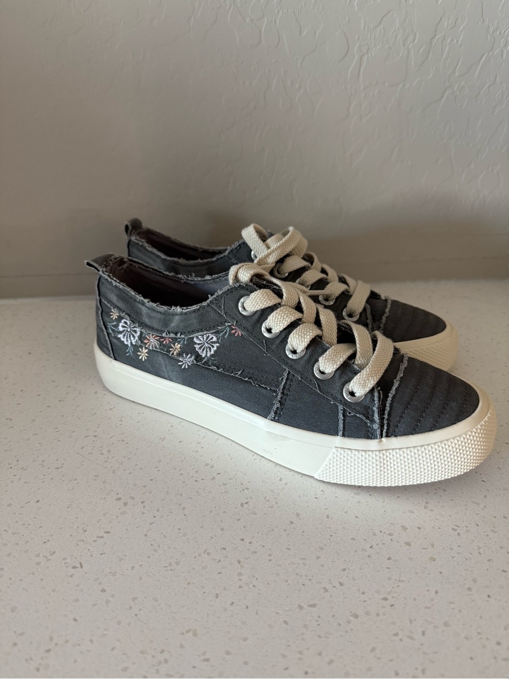 Blowfish Malibu Very Sadie Charcoal Floral Embroidered Sneaker Shoes Sz 7.5 New